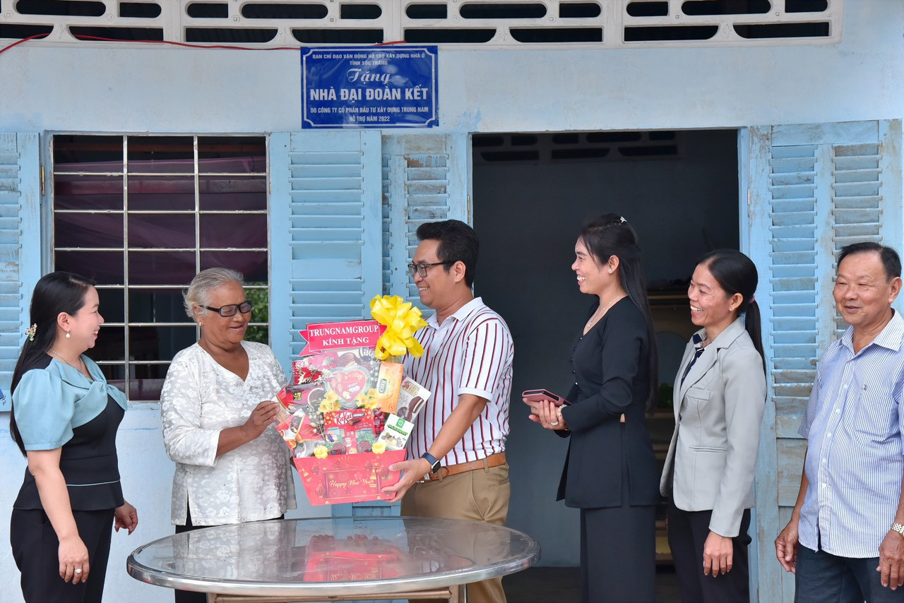 Bà Lâm Thị Lẹn không giấu được niềm vui khi cuối cùng đã có một căn nhà mới khang trang.