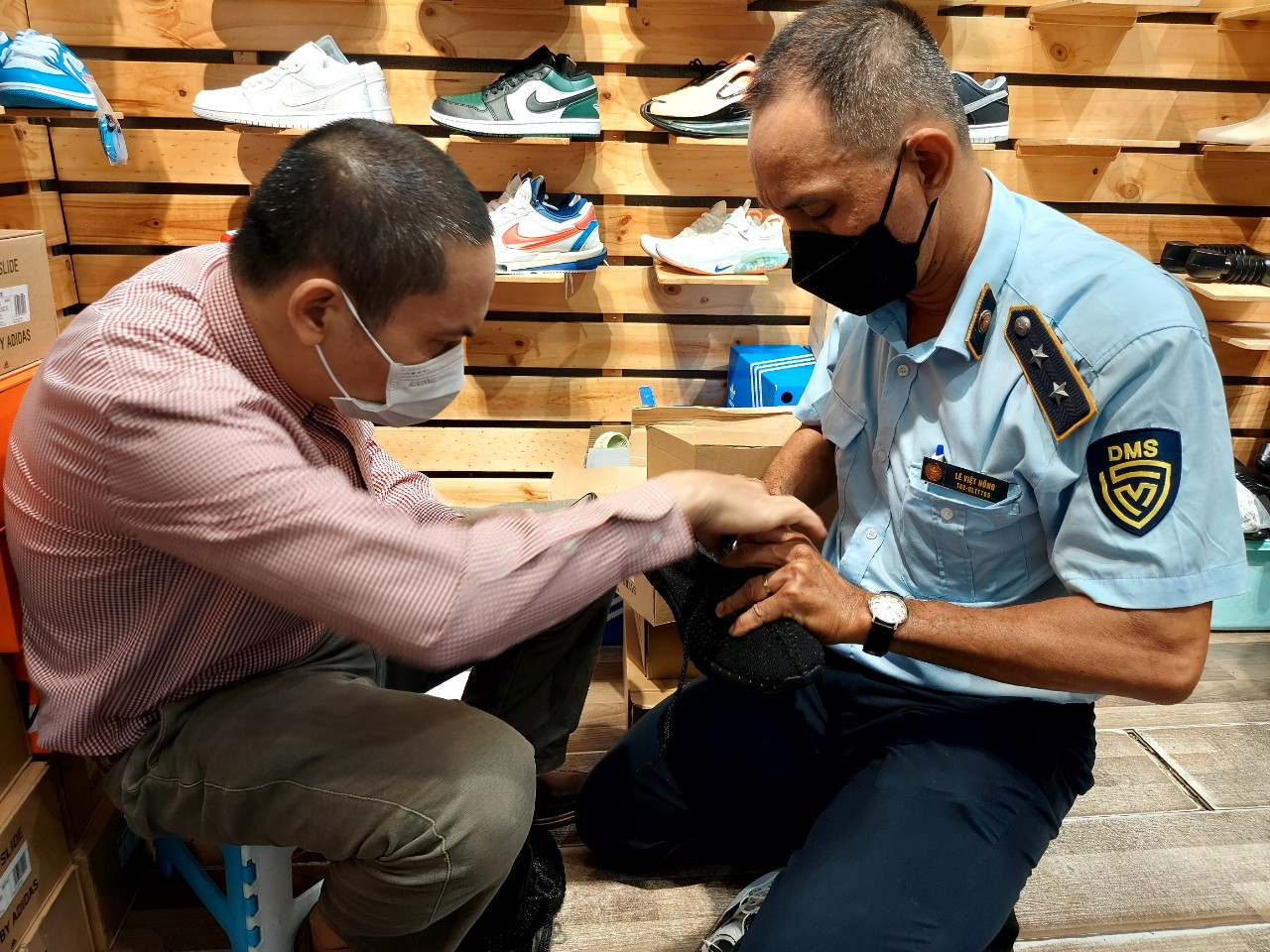 Thông tin từ Cục Quản lý thị trường (QLTT) TP.HCM cho biết đơn vị đang tiến hành ra quân đồng loạt, kiểm tra và xử lý đối với các trường hợp vi phạm giả mạo nhãn hiệu.