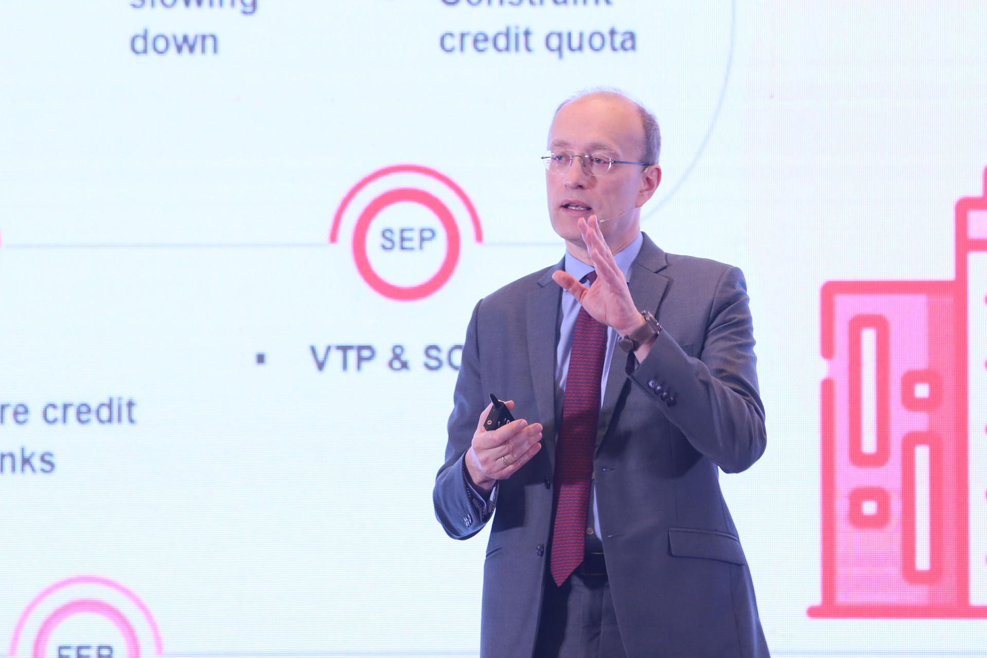 Ông Jens Lottner, Tổng giám đốc Techcombank đang trình bày kế hoạch phát triển của ngân hàng tại ĐHCĐ hôm nay.