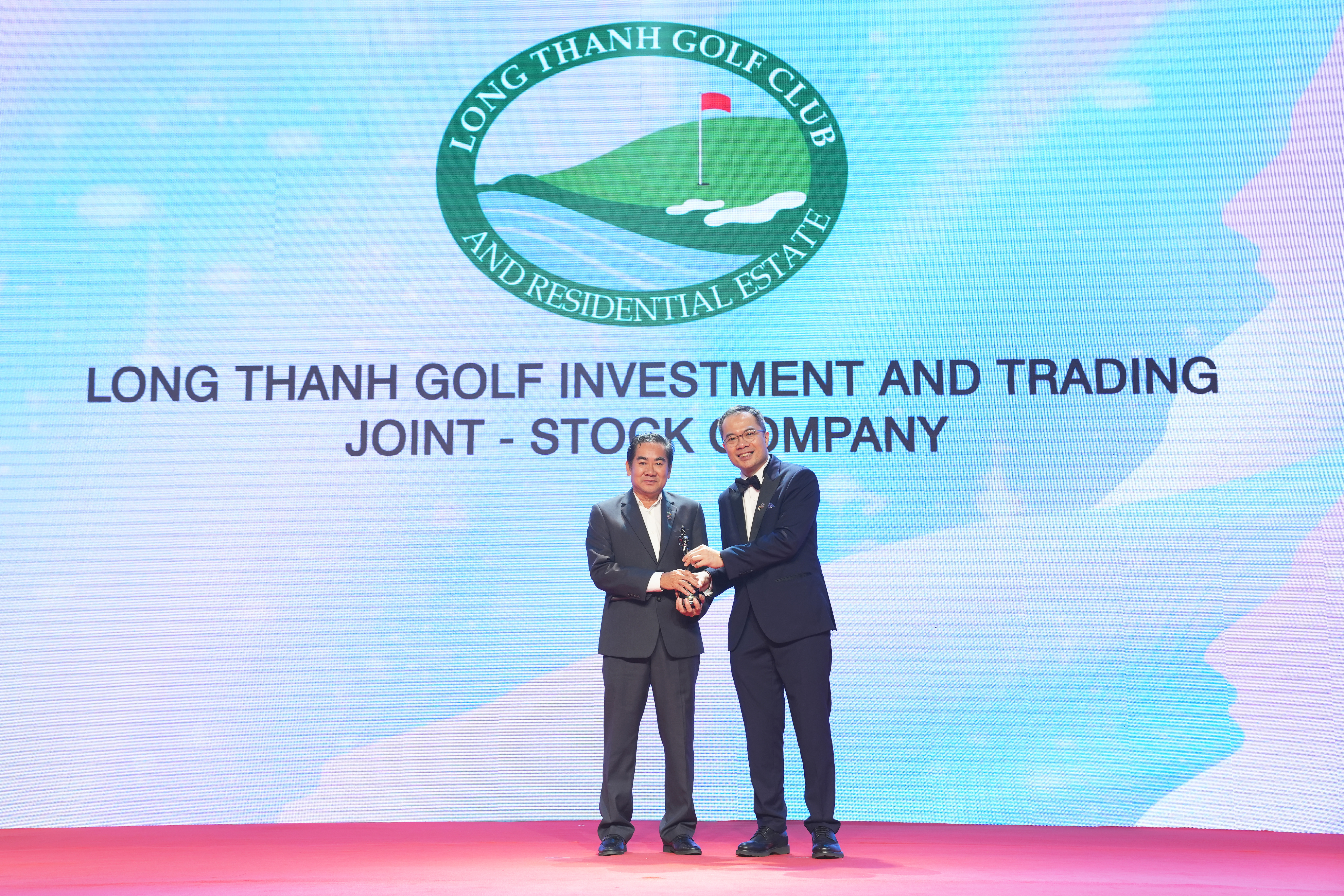 Ông Nguyễn Hữu Thanh (trái), Phó Tổng Giám đốc Công ty Cổ phần Đầu tư và Kinh doanh Golf Long Thành, nhận cúp “Nơi làm việc tốt nhất châu Á” năm 2022.
