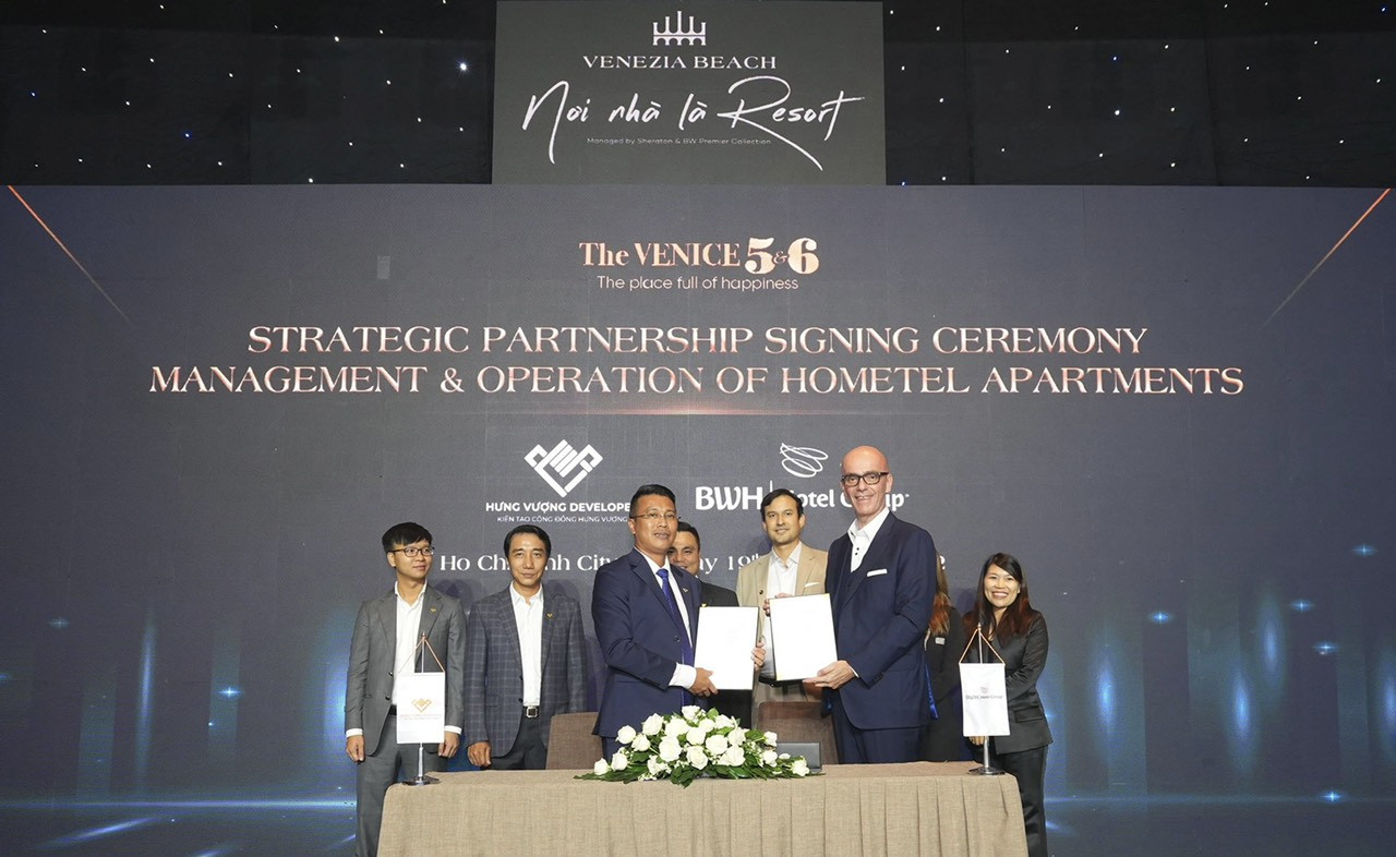 Ông Lê Quốc Kỳ Quang (trái), Tổng Giám đốc Hưng Vượng Developer và ông Olivier Berrivin, Phó Chủ tịch vận hành, APAC, BWH Hotel Group tại lễ ký kết đối tác quản lý vận hành dự án Venezia Beach.