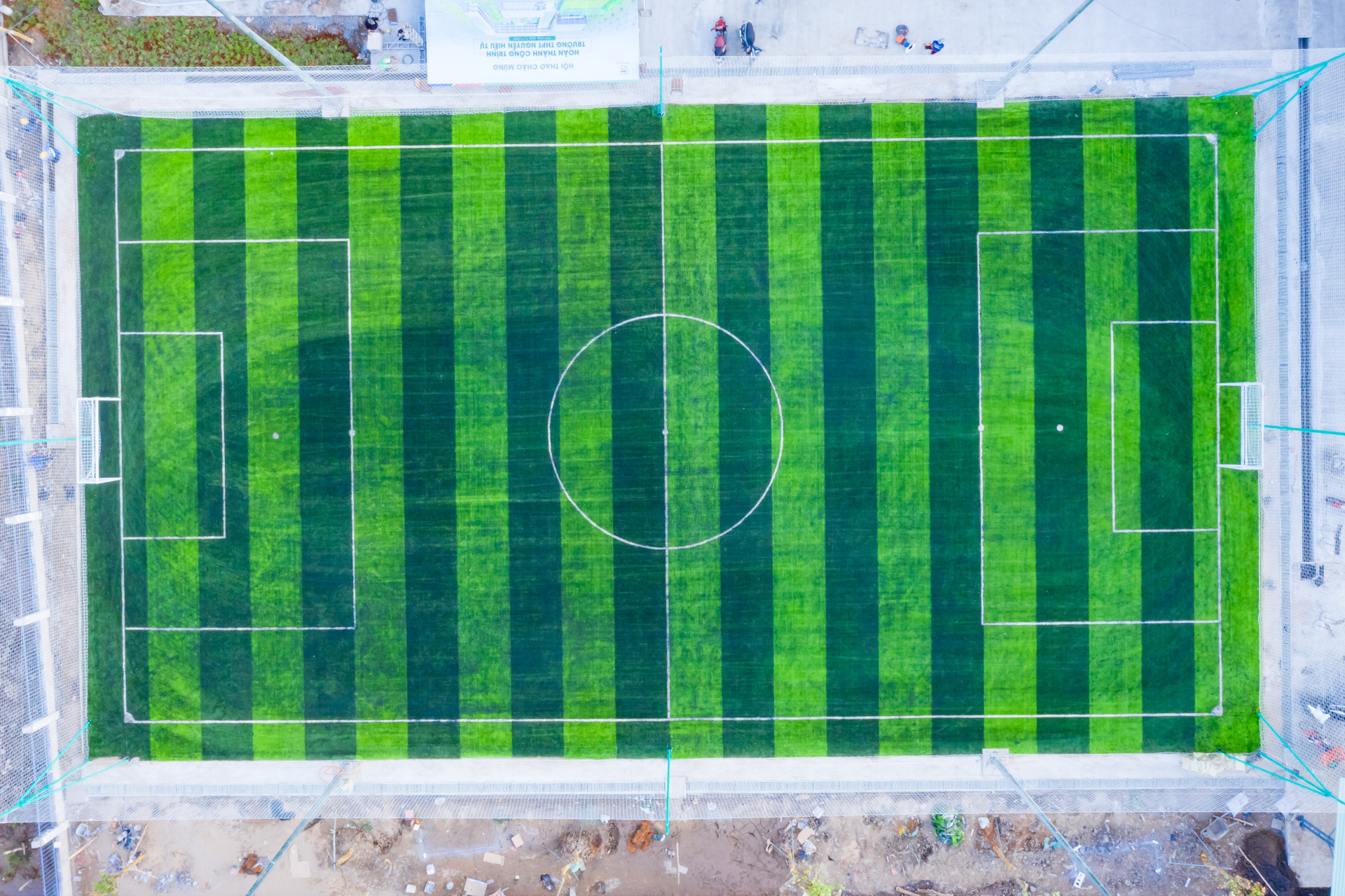 Trường THPT Nguyễn Hiếu Tự được đầu tư hệ thống sân bóng và nhà chức năng đảm bảo cho các em học sinh điều kiện học tập tốt nhất.