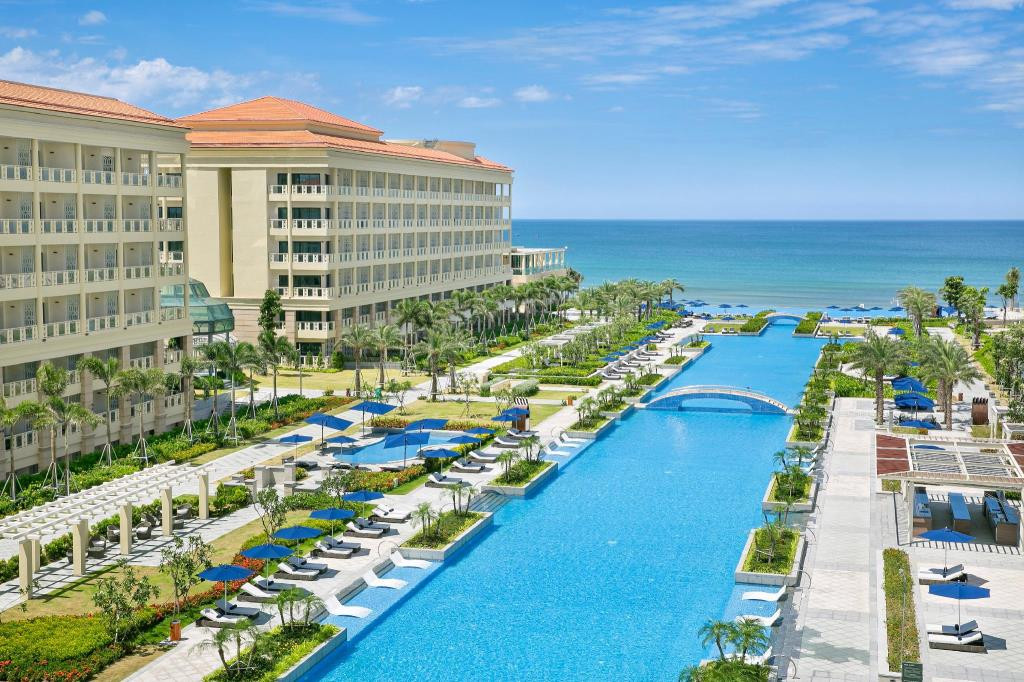 Khách sạn Sheraton đóng cửa từ 28/7 đến 8/9, khiến doanh thu giảm 103 tỷ đồng so với cùng kỳ.