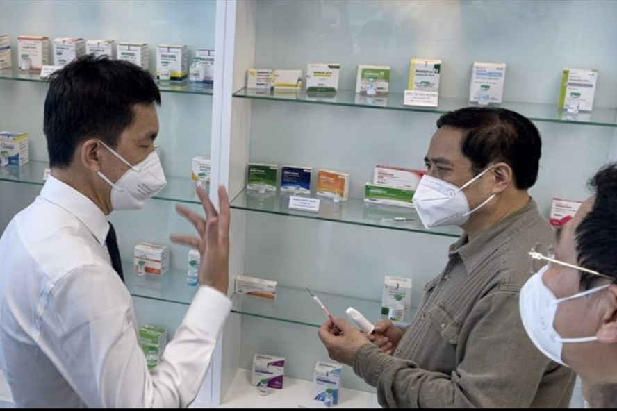 Ông Hồ Nhân giải thích với Thủ tướng Phạm Minh Chính về quy trình thử nghiệm, sản xuất vắc xin Nanocovax nhân chuyến thăm của Thủ tướng với công ty vào tháng 6/2021.