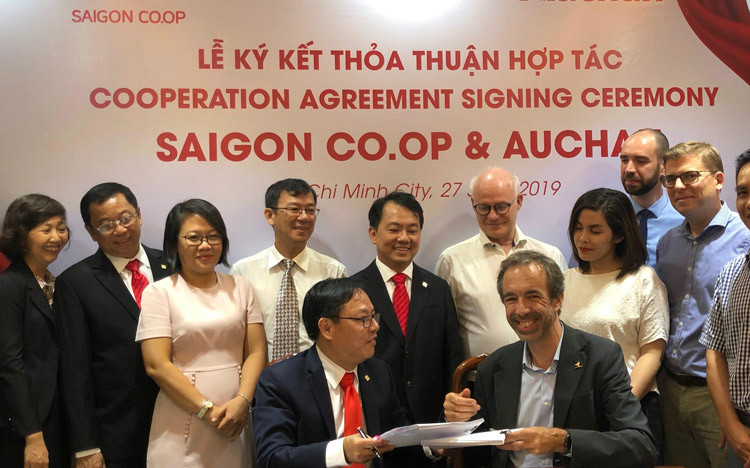 Diệp Dũng trong buổi lễ ký kết mua lại Auchan, một thương vụ hiếm hoi doanh nghiệp nội thâu tóm doanh nghiệp ngoại.