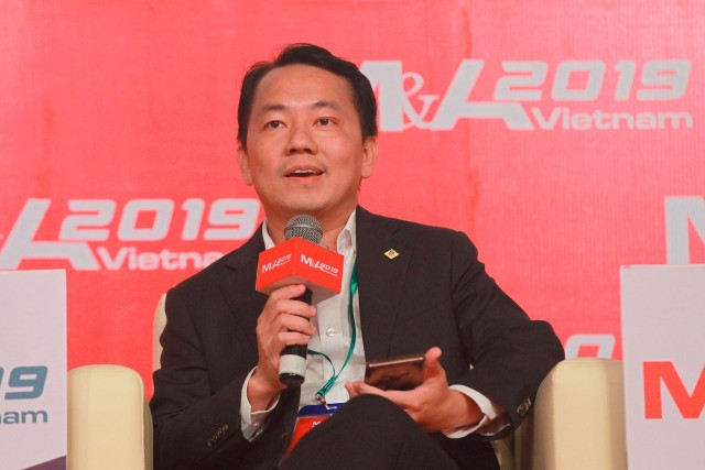 Ông Nguyễn Anh Đức chia sẻ về việc mua lại Auchan tại Việt Nam trong một hội thảo về M&A.