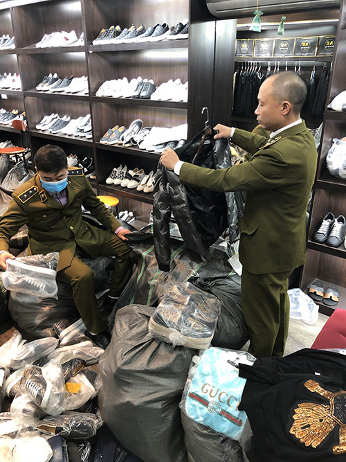 Chuỗi AE shop Việt Nam tại Hà Nội bán hàng giả mạo nhiều nhãn hiệu thời trang nổi tiếng thế giới 