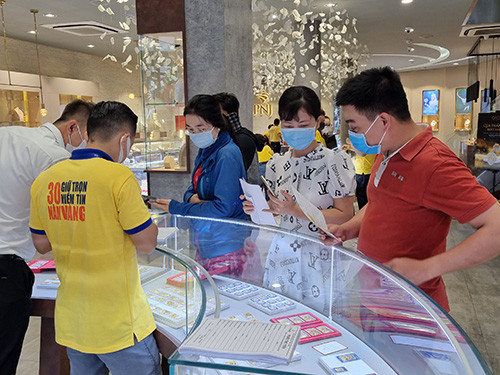 Những khách hàng đầu tiên trong ngày Thần Tài tại một cửa hàng của PNJ