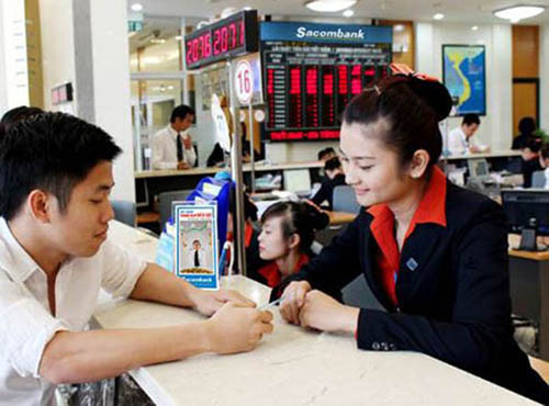 Thay vì phải đến quầy giao dịch, khách hàng có thể thực hiện trên Internet Banking để chuyển tiền ra nước ngoài. 