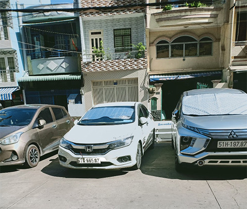 Chiếc xe đứng giữa là một trong những xe của người dân ngoài chung cư được bảo vệ cho vào đậu. Tuy nhiên, ông Trương Minh Hậu cho rằng xe nhiều là do đời sống kinh tế của cư dân ngày càng tăng! Ảnh do cư dân cung cấp.