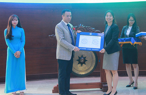 Ông Đào Văn Chiến chủ tịch HĐQT công ty CPTM Hà Tây trong ngày nhận quyết định niêm yết cổ phiếu HTT