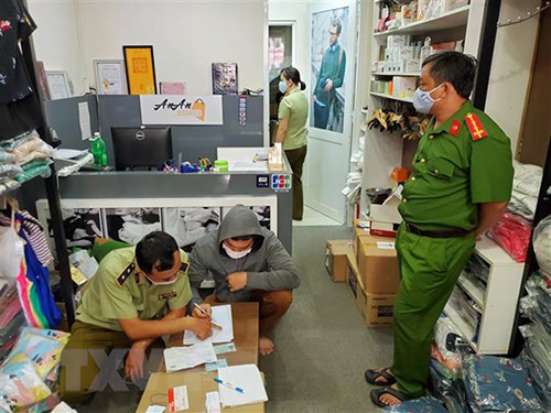 Lực lượng chức năng kiểm tra cửa hàng 65A Huỳnh Văn Bánh, quận Phú Nhuận, TPHCM