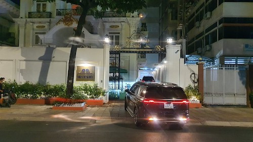 Xe của lực lượng chức năng đang có mặt tại nhà bà Nguyễn Phương Hằng trên đường Nguyễn Thông, quận 3, TP.HCM