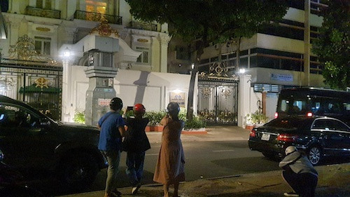 Xe công an và phóng viên trước biệt thự bị can Nguyễn Phương Hằng vào chiều tối 24/3