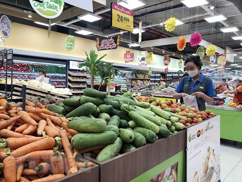 Một số mặt hàng rau củ, quả đang có giá bán khuyến mại tại siêu thị ở Thành phố Hồ Chí Minh. Ảnh: Mỹ Phương/TTXVN