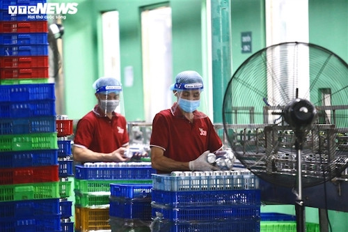 Bên trong một nhà máy hoạt động 