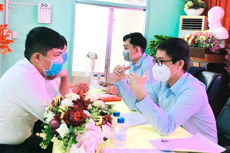 Người lao động đăng ký tư vấn việc làm tại Trung tâm Dịch vụ việc làm tỉnh Đồng Tháp. Ảnh: PHONG ĐIỀN