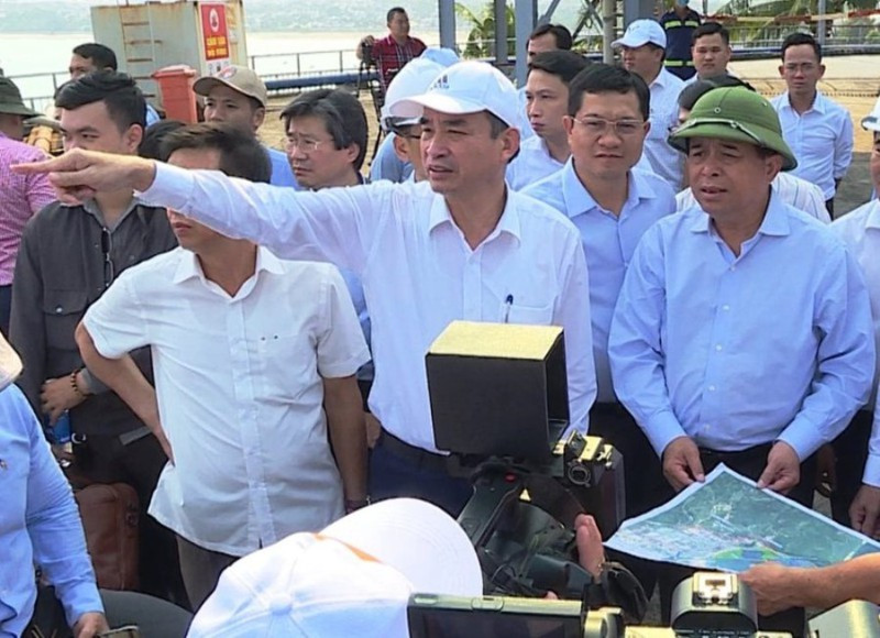 Bộ trưởng Bộ KH&ĐT Nguyễn Chí Dũng và Chủ tịch UBND TP Đà Nẵng Lê Trung Chinh khảo cảng Liên Chiểu