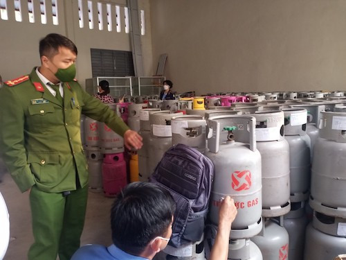 Đoàn kiểm tra kiểm đếm kho tang vật tại Đội Quản lý Thị trường số 2