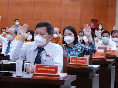 Các đại biểu HĐND TPHCM biểu quyết thông qua chương trình kỳ họp thứ tư, khoá X.