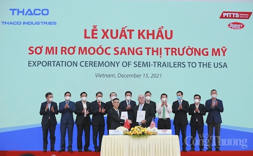 Lễ ký kết thỏa thuận độc quyền phân phối sơ mi rơ moóc tại thị trường Mỹ giữa Thaco Industries và PITTS Enterprises. Ảnh: Báo Công thương