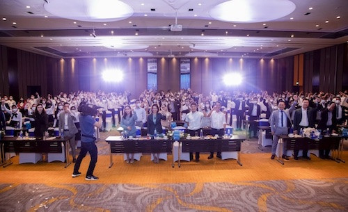 Hàng trăm nhân viên của C-Holdings tổ chức ký kết hợp tác phân phối chiến lược dự án C-River View, trong đó có nhiều người không đeo khẩu trang. Ảnh: C-Luxury