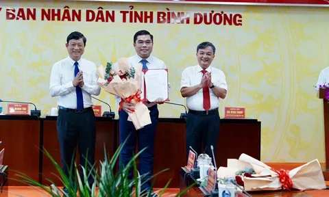 UBND tỉnh Bình Dương trao quyết định chấp thuận chủ trương đầu tư Khu công nghiệp Đất Cuốc giai đoạn mở rộng