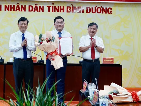 UBND tỉnh Bình Dương trao quyết định chấp thuận chủ trương đầu tư Khu công nghiệp Đất Cuốc giai đoạn mở rộng